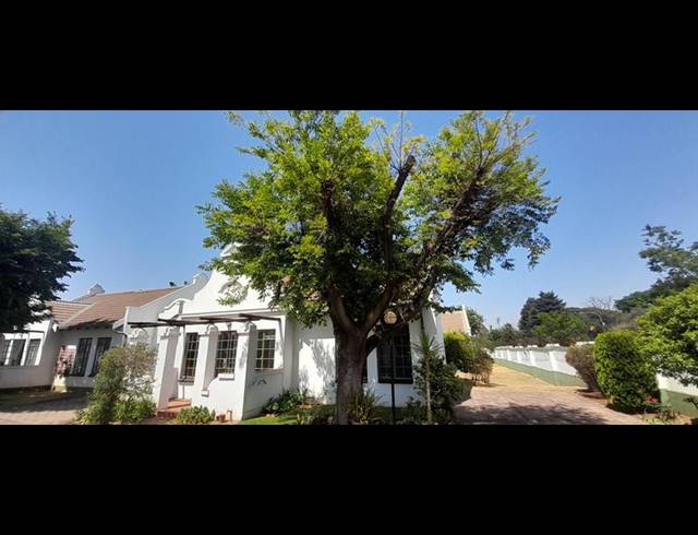 2 BEDROOM TOWNHOUSE FOR SALE IN DIE HOEWES